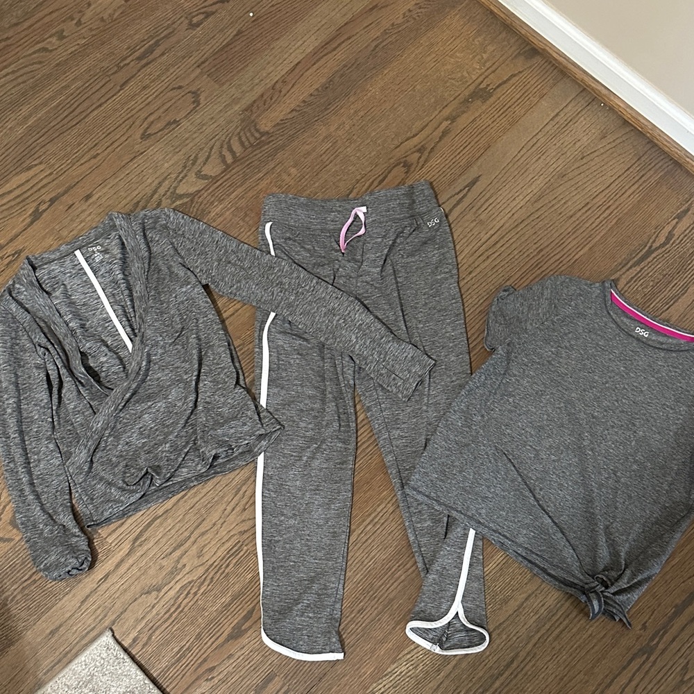 DSG Gray and White Lounge Set